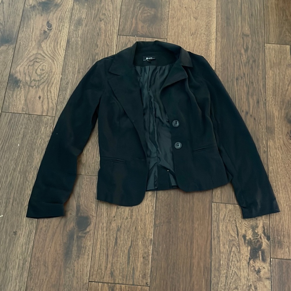 B. wear women’s black blazer size medium